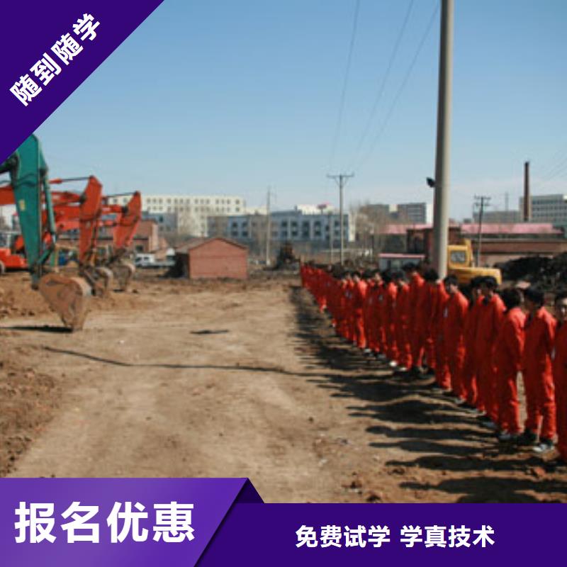 挖掘机培训保定虎振技工学校指导就业报名优惠
