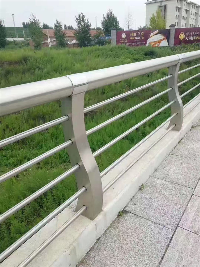 【不锈钢复合管护栏防护栏的图文介绍】