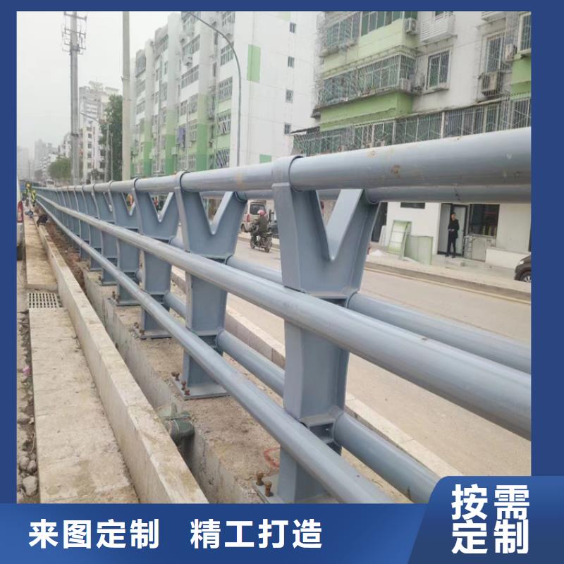 钢板穿孔桥梁护栏立柱品质良好认准展鸿护栏实体厂家