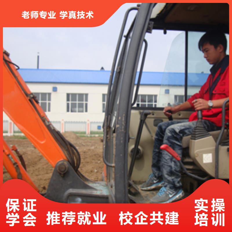 【挖掘机操作虎振学校报名地址正规培训】手把手教学