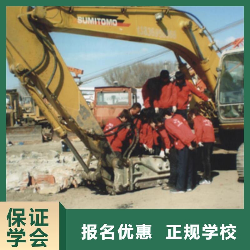 挖掘机操作_虎振学校高薪就业就业前景好