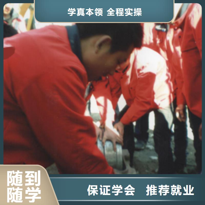 考挖掘机培训技校招生哪家好保证学会