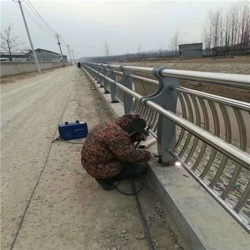 生产销售不锈钢碳素钢复合管护栏厂家本地服务商