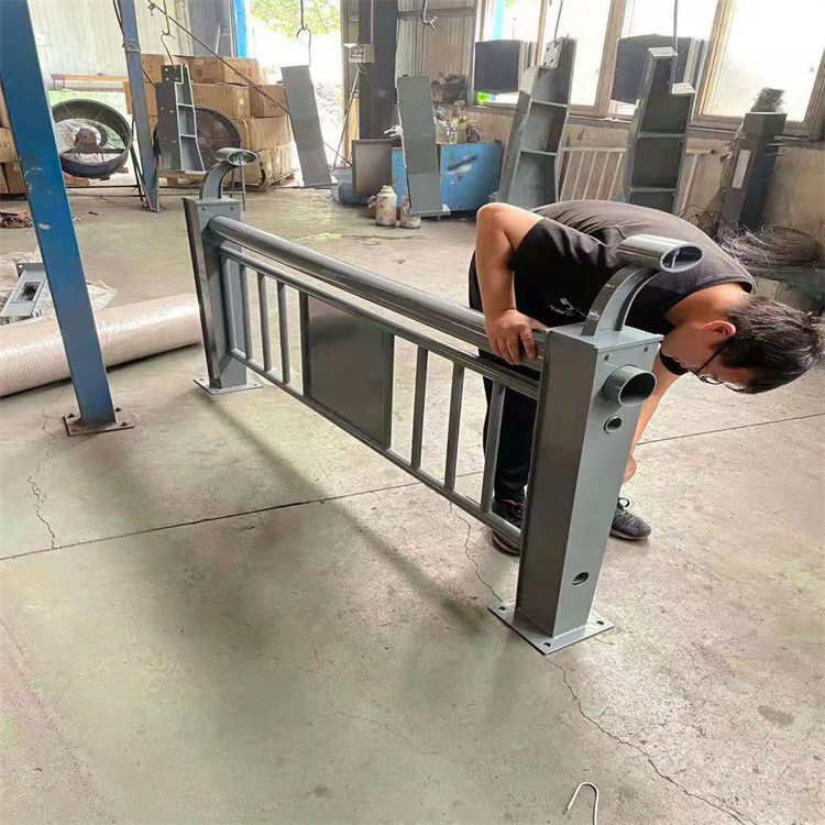 公路桥梁护栏防撞焊接工艺好货源直销