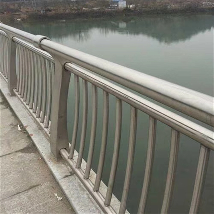 河道防撞桥梁护栏怎么计费本地生产商