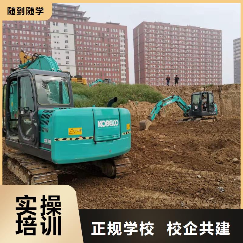 挖掘机技校_虎振厨师学校校企共建专业齐全