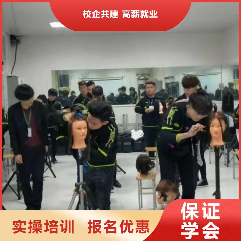 美发培训学校挖掘机钩机培训学校哪家好学真技术学真本领