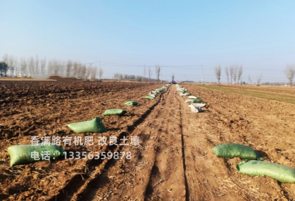 稻壳鸡粪土壤肥沃厂家供应