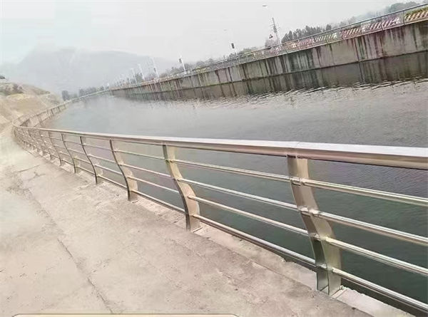 近期行情波形梁护栏防阻块和托架本地货源