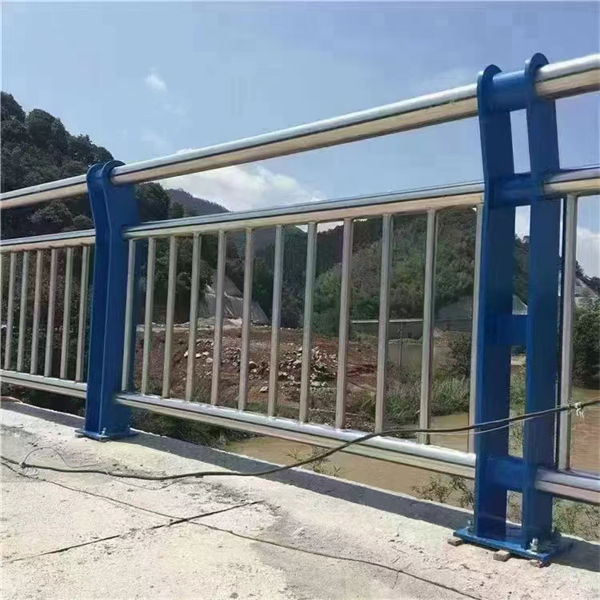 施工波形梁护栏超产品在细节
