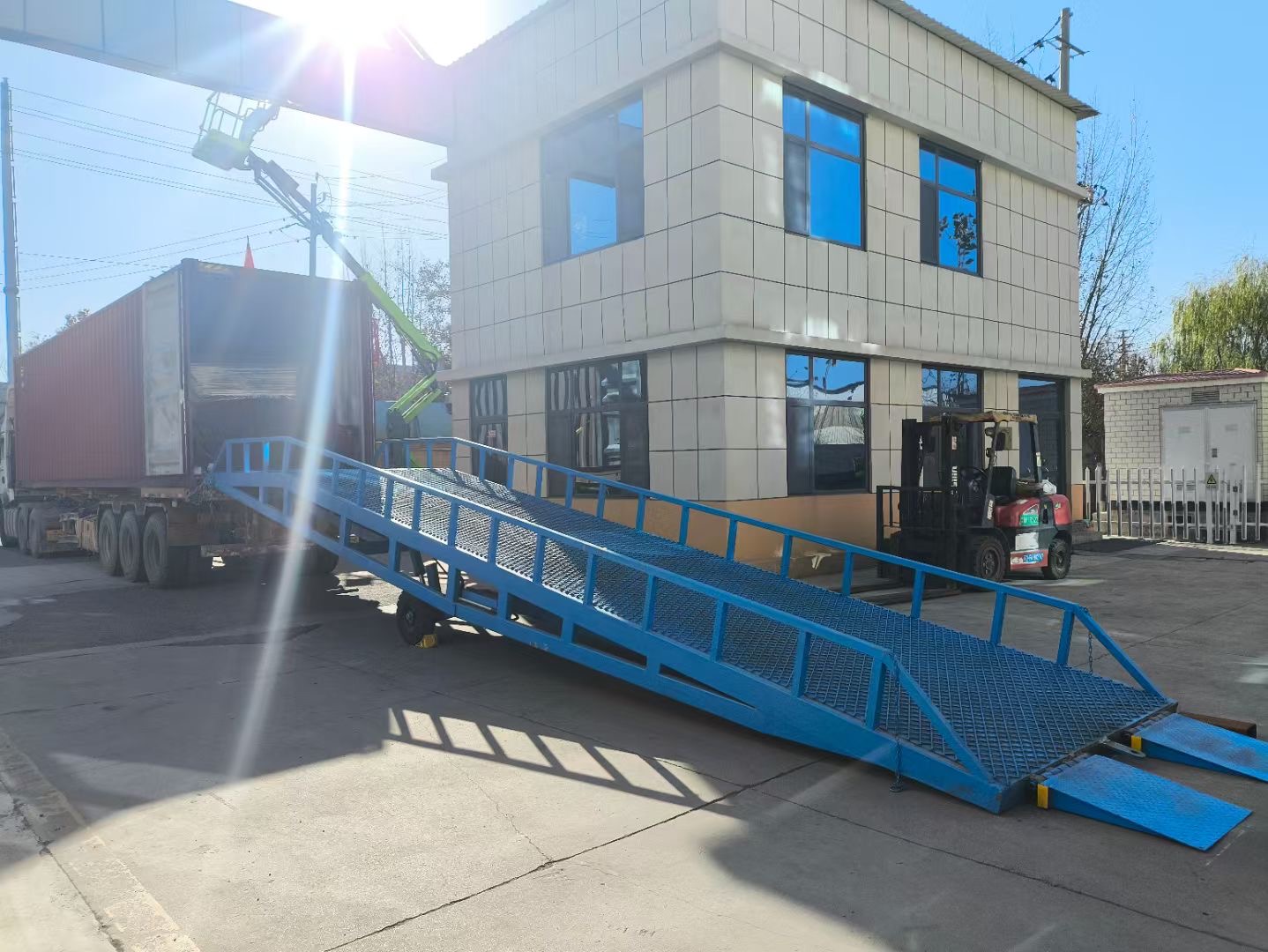 6吨移动式登车桥价格生产当地供应商
